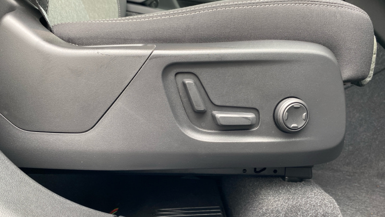 Volvo XC40 2.0 B3P Plus Dark 5dr Auto Petrol Estate